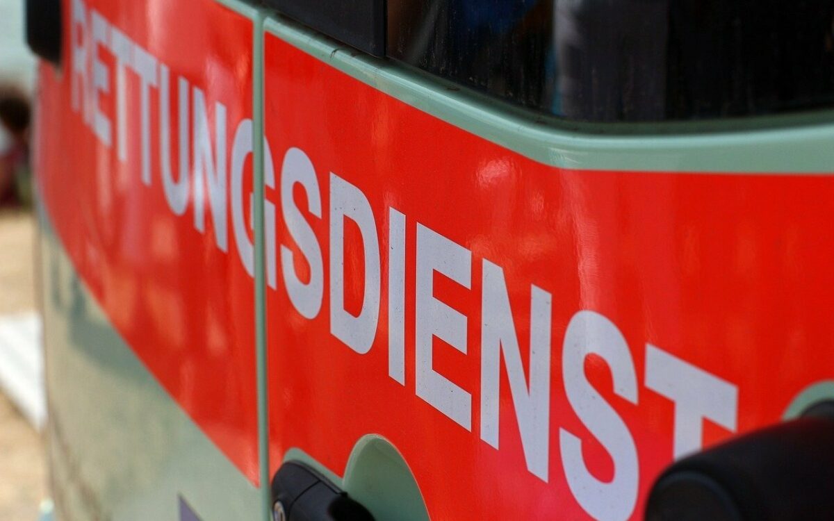 Rettungsdienst Sanitäter Fahrzeug Heckklappe geschlossen Rettungsdienst Sanitäter Fahrzeug Heckklappe geschlossen